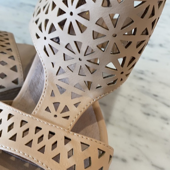 Neutral Cutout Wedges! - Picture 3 of 4